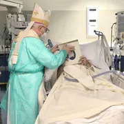 Un momento dell'ordinazione a diacono permanente di Pino Cannavò, ricoverato in terapia intensiva al Policlinico di Catania. A presiedere il rito l'arcivescovo Luigi Renna / DIOCESI DI CATANIA