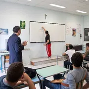 I 15enni italiani migliorano in Scienze (di più chi è più ricco): cosa dice il rapporto Ocse-Pisa