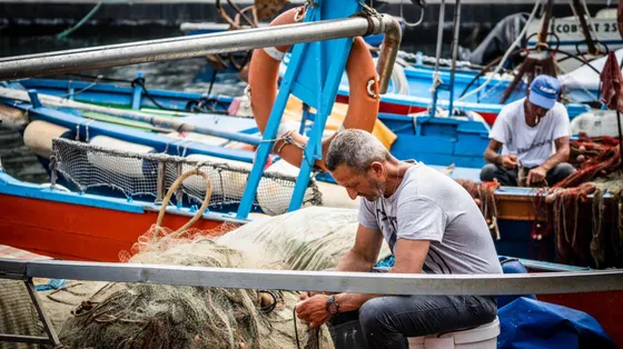 Pescatori al lavoro al porto del Granatello di Portici (Napoli) / ANSA