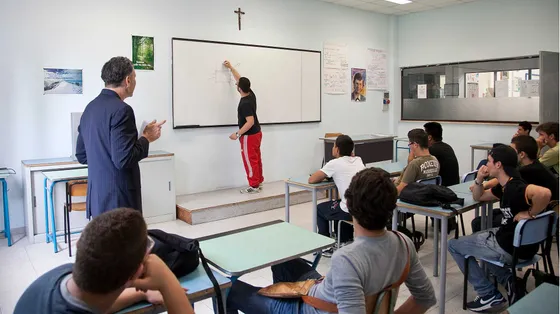 I 15enni italiani migliorano in Scienze (di più chi è più ricco): cosa dice il rapporto Ocse-Pisa