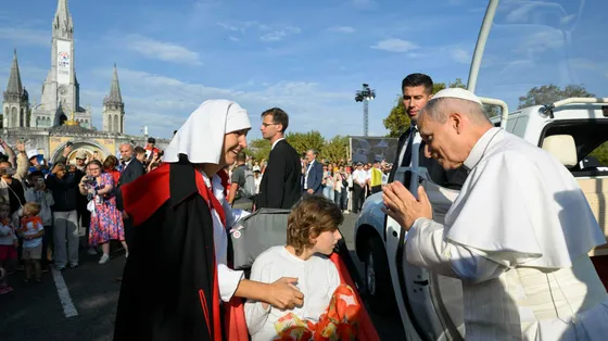 Il Papa a Lourdes fra i malati: «No a leggi che tolgono la vita con la scusa della compassione»