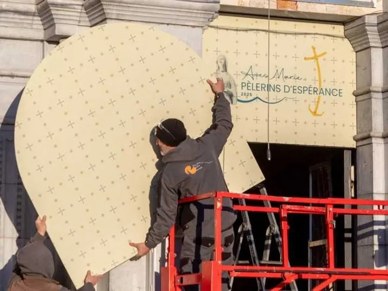 Marzo 2025: al Santuario di Lourdes vengono coperti i mosaici di Rupnik sopra le porte laterali della Basilica del Rosario / SANTUARIO DI LOURDES