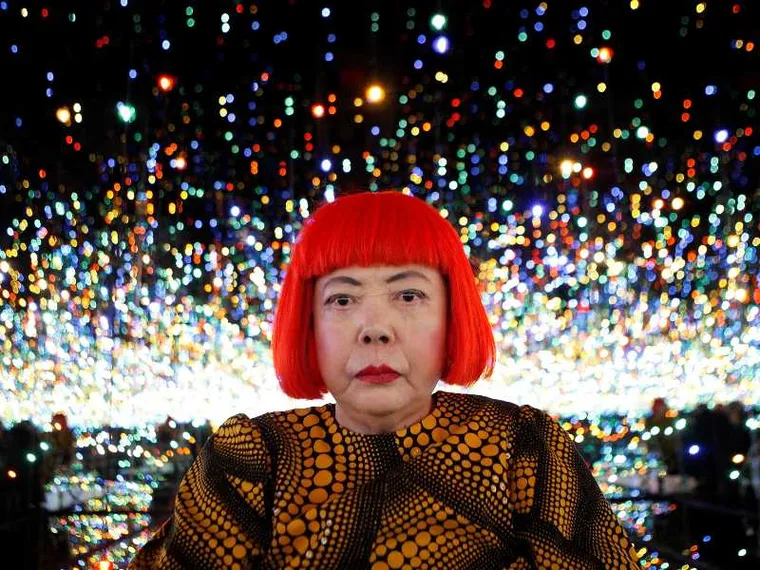 È morta Yayoi Kusama. Oltre i pois, l’infinito come ferita