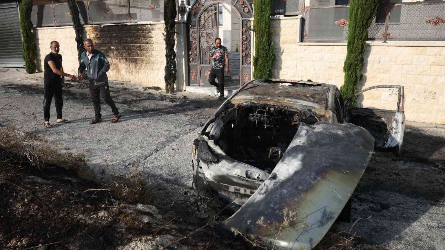 Coloni attaccano e incendiano villaggio in Cisgiordania: un morto