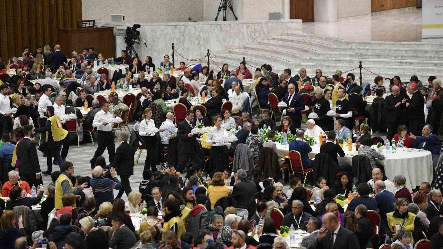 Giornata mondiale dei poveri: il Papa a pranzo con i bisognosi