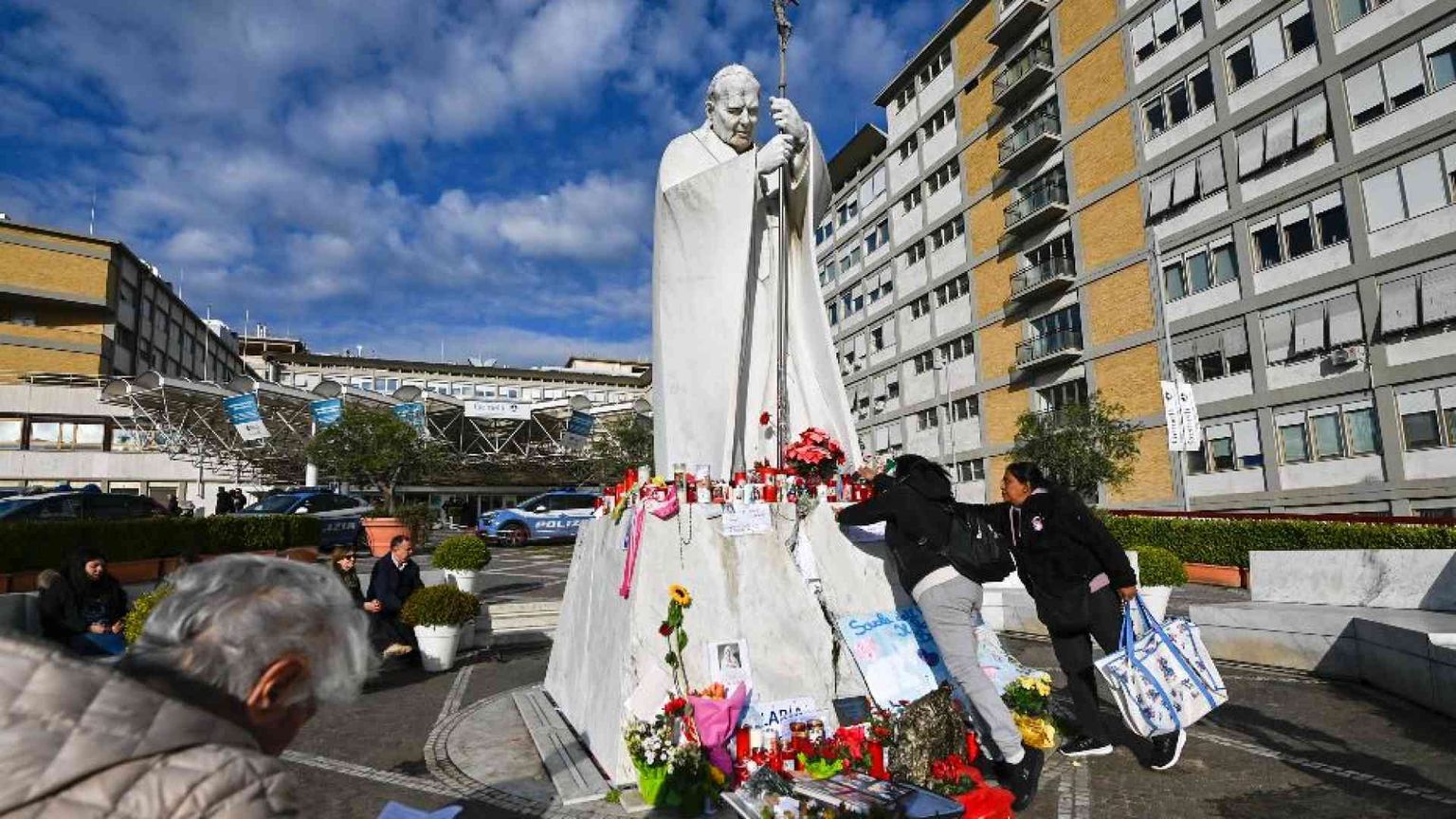 Notte tranquilla per il Papa. «Da qui la guerra appare ancora più assurda»