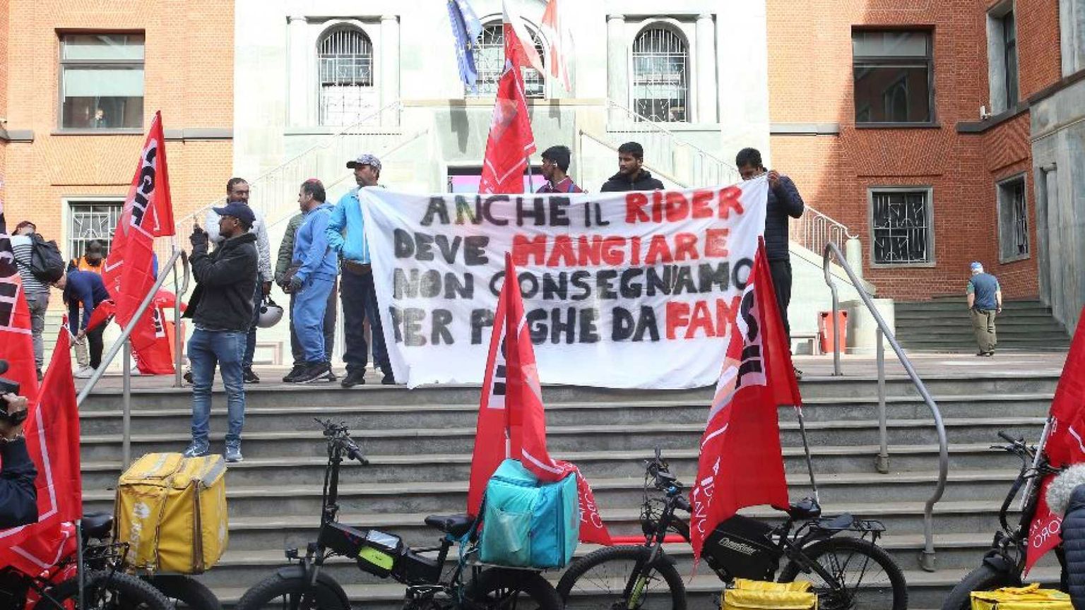 Se restare fermi è tornare indietro: dare futuro al lavoro