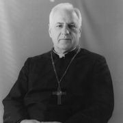 «Il mio vescovo, uomo buono, finalmente torna a casa»