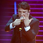 Sal Da Vinci mostra la fede durante la canzone