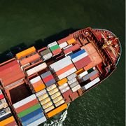 Il traffico navale attraverso lo Stretto di Hormuz è crollato di circa il 40-50% nel giro di poche ore già sabato