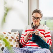 Una ragazza che sferruzza