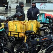 Contratto, paghe più alte e malattia: cosa chiedono i rider in sciopero