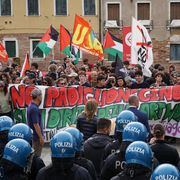 L'arte e la protesta alla Biennale. E Buttafuoco “chiama” il Papa