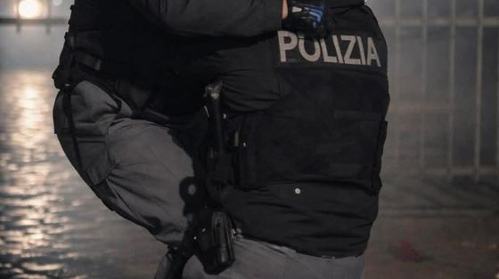 Un agente di Polizia soccorso da un collega, durante gli scontri seguiti al corteo contro lo sgombero del centro sociale Askatasuna a Torino/ ANSA