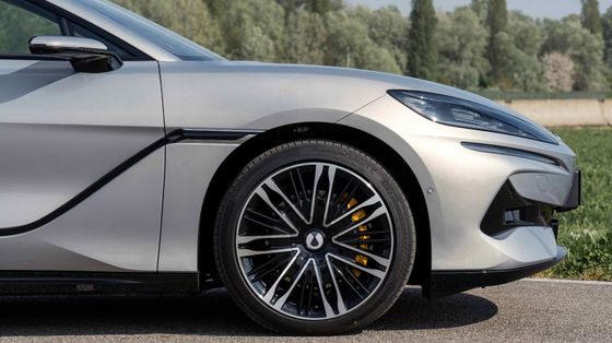 Meno di 10 minuti per la ricarica: c'è un'auto elettrica che abbatte i preconcetti