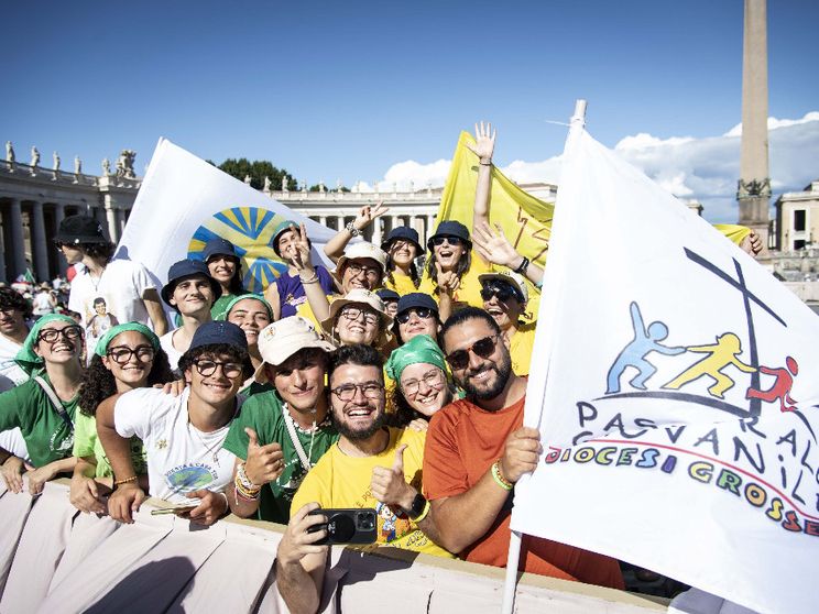 Vaticano, 29 luglio 2025: migliaia di giovani da tutto il mondo in piazza San Pietro per la Messa di benvenuto presieduta dall'arcivescovo Rino Fisichella per il Giubileo dei giovani