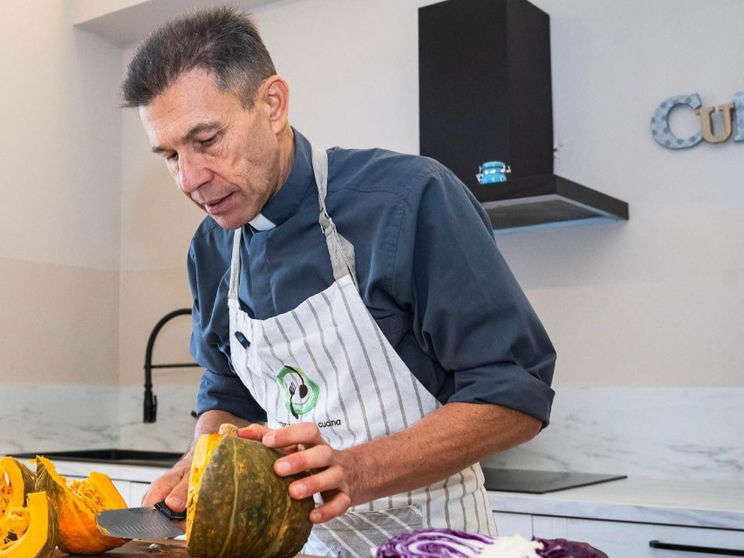 Don Pierluigi Plata in cucina