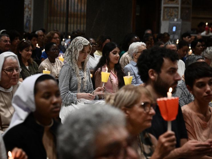 Fedeli in preghiera per la pace nella Basilica di Santa Maria in Trastevere