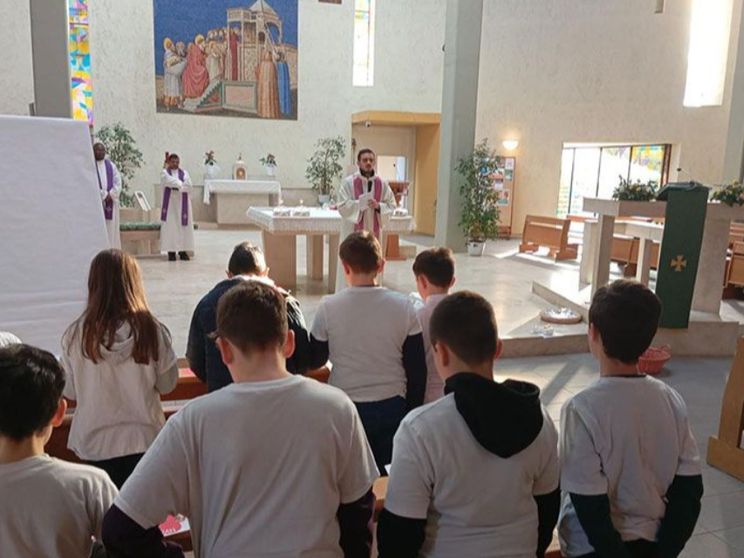 Roma: il parroco di Santa Maria della Presentazione, don Paolo Stacchiotti, assieme ai bambini