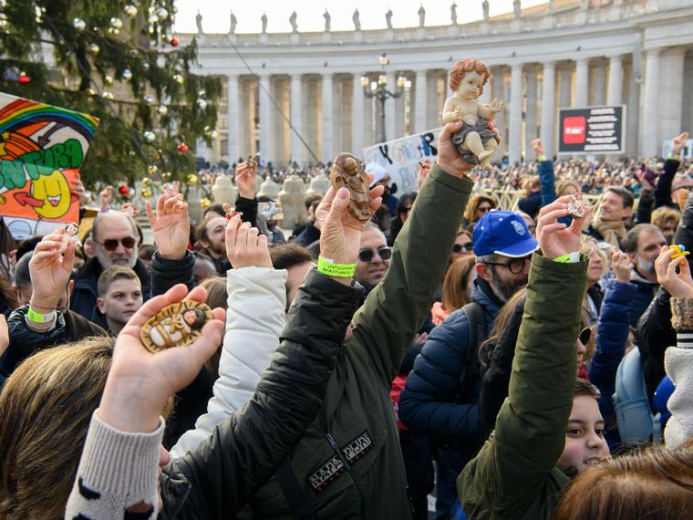 La benedizione dei Bambinelli del presepe in piazza San Pietro, nella quarta Domenica di Avvento, 21 dicembre 2025