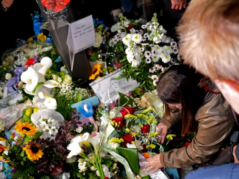 La mamma di Giacomo Bongiorni mentre depone dei fiori in memoria del figlio ucciso