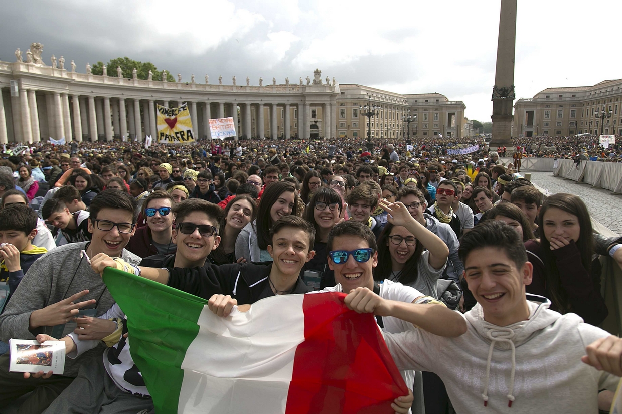 Одна девица старается всеми дырками на огромную толпу итальянцев