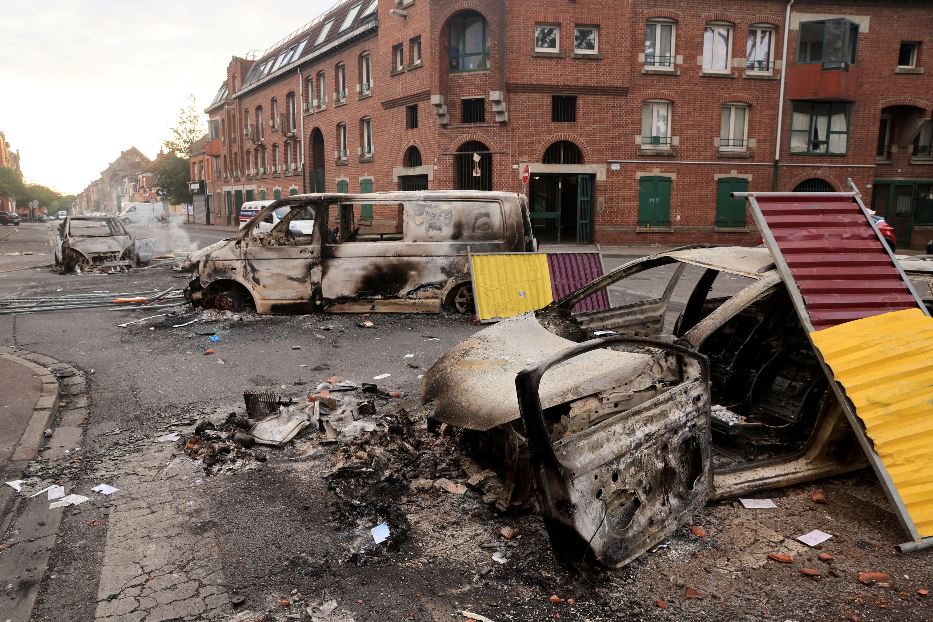 Francia Altri Violenti Scontri Morto Un Manifestante