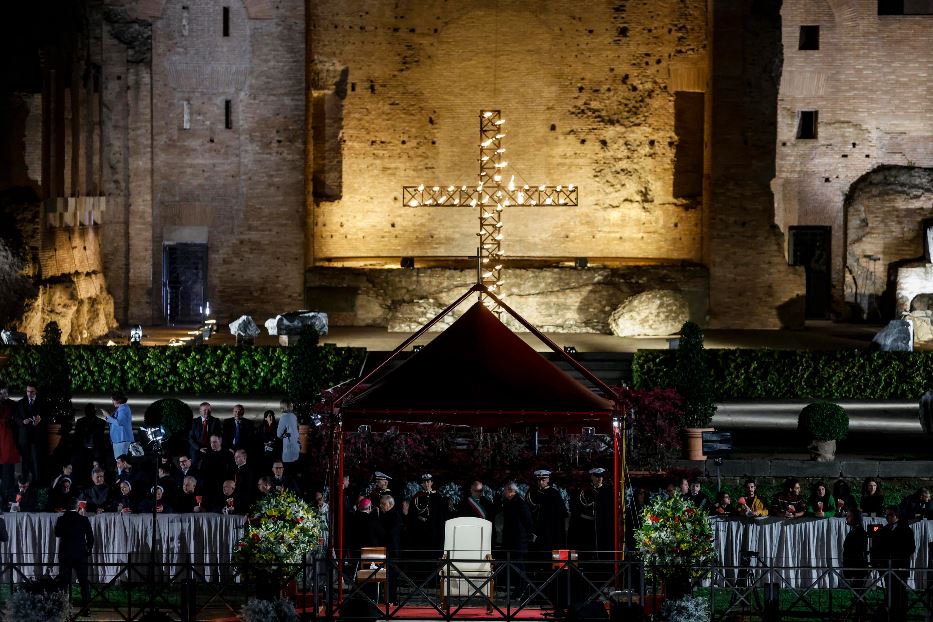 La Via Crucis Senza Il Papa Al Colosseo Cristo Negli Umiliati