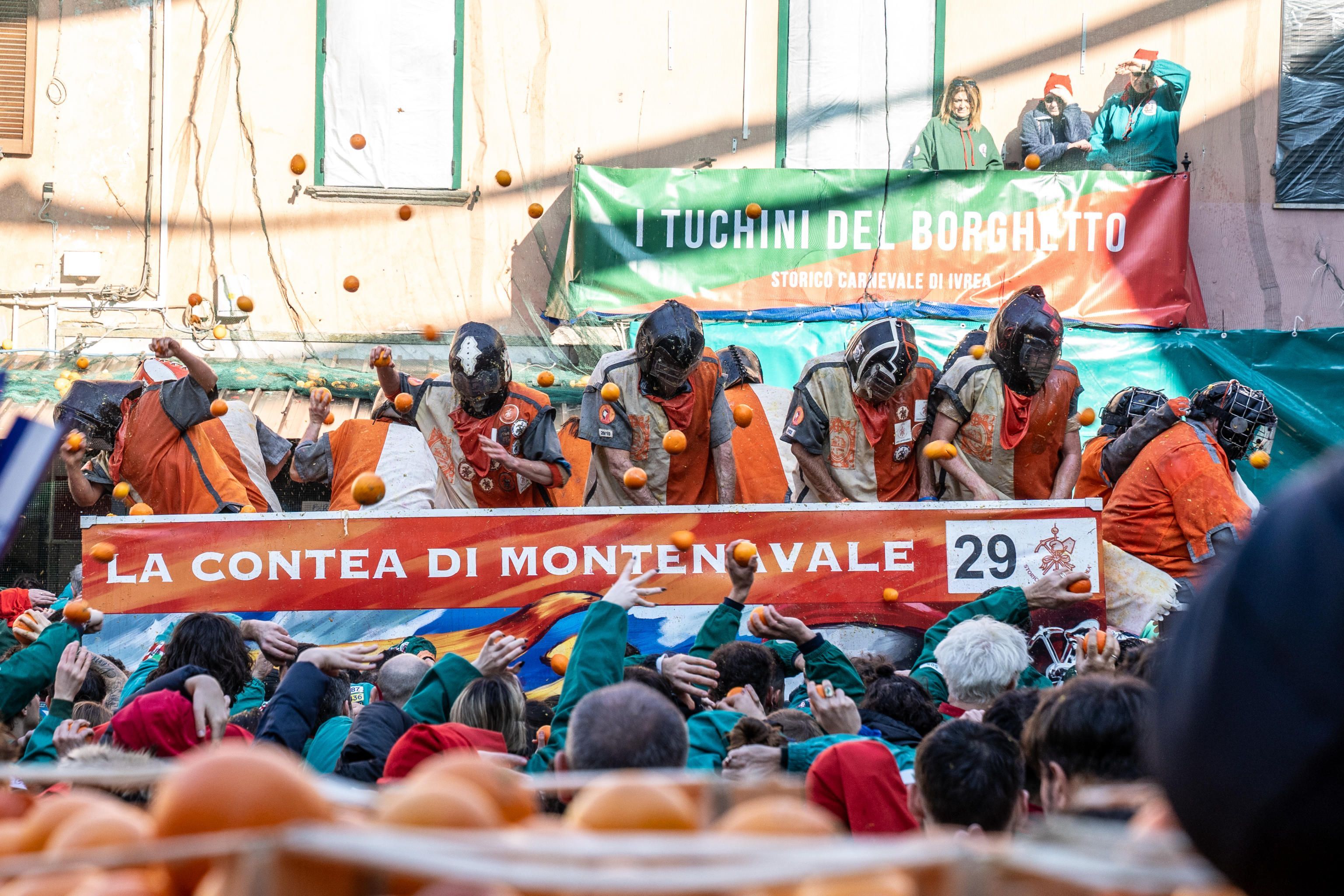 Storico carnevale di Ivrea, in provincia di Torino, la battaglia delle arance, edizione 2025 ANSA/JESSICA PASQUALON