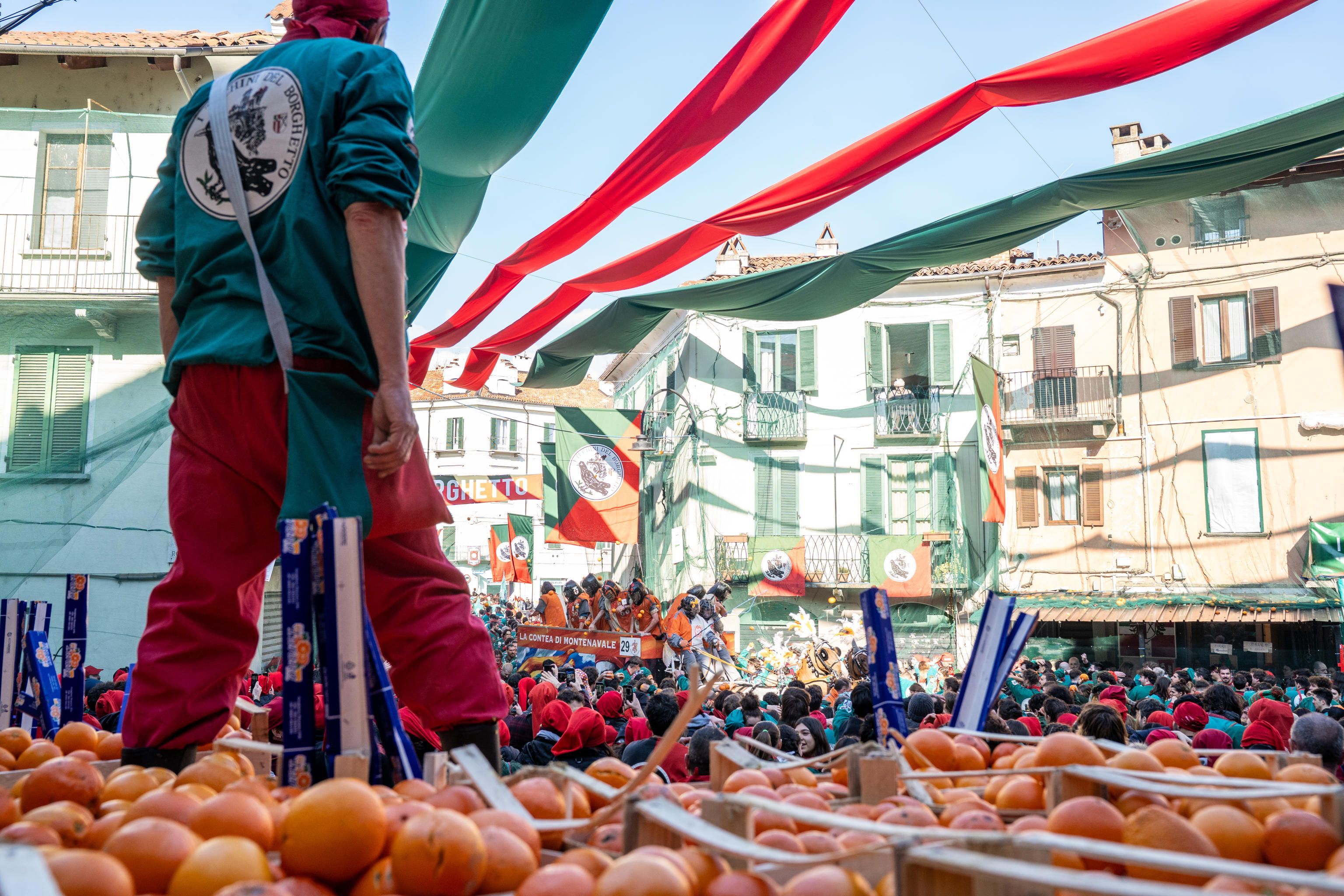 Storico carnevale di Ivrea, in provincia di Torino, la battaglia delle arance, edizione 2025. Un addetto alle arance sulla casta di frutta pronta per essere lanciata ANSA/JESSICA PASQUALON