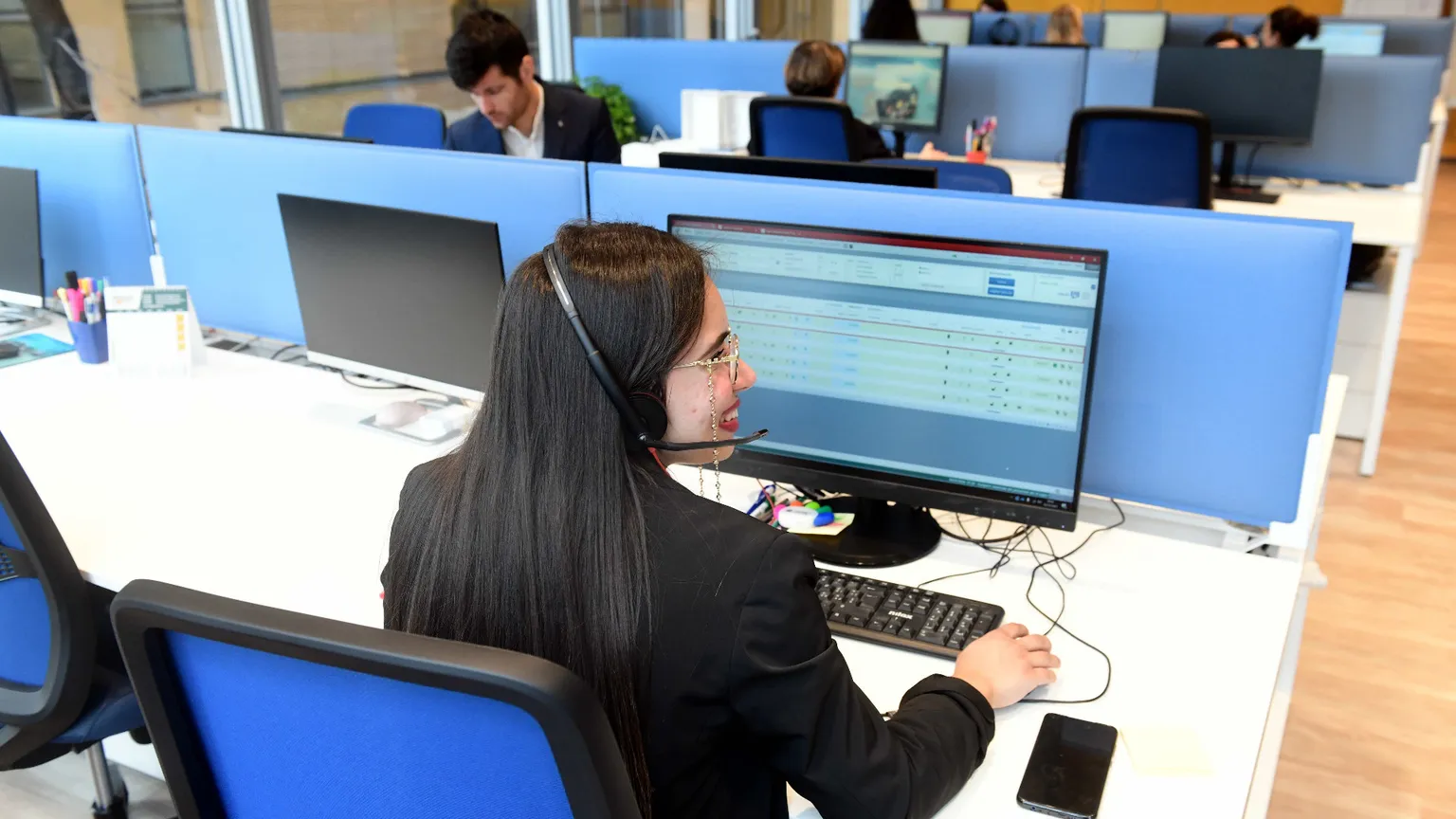 Nei call center migliaia di posti a rischio: così l'intelligenza artificiale spegne il lavoro