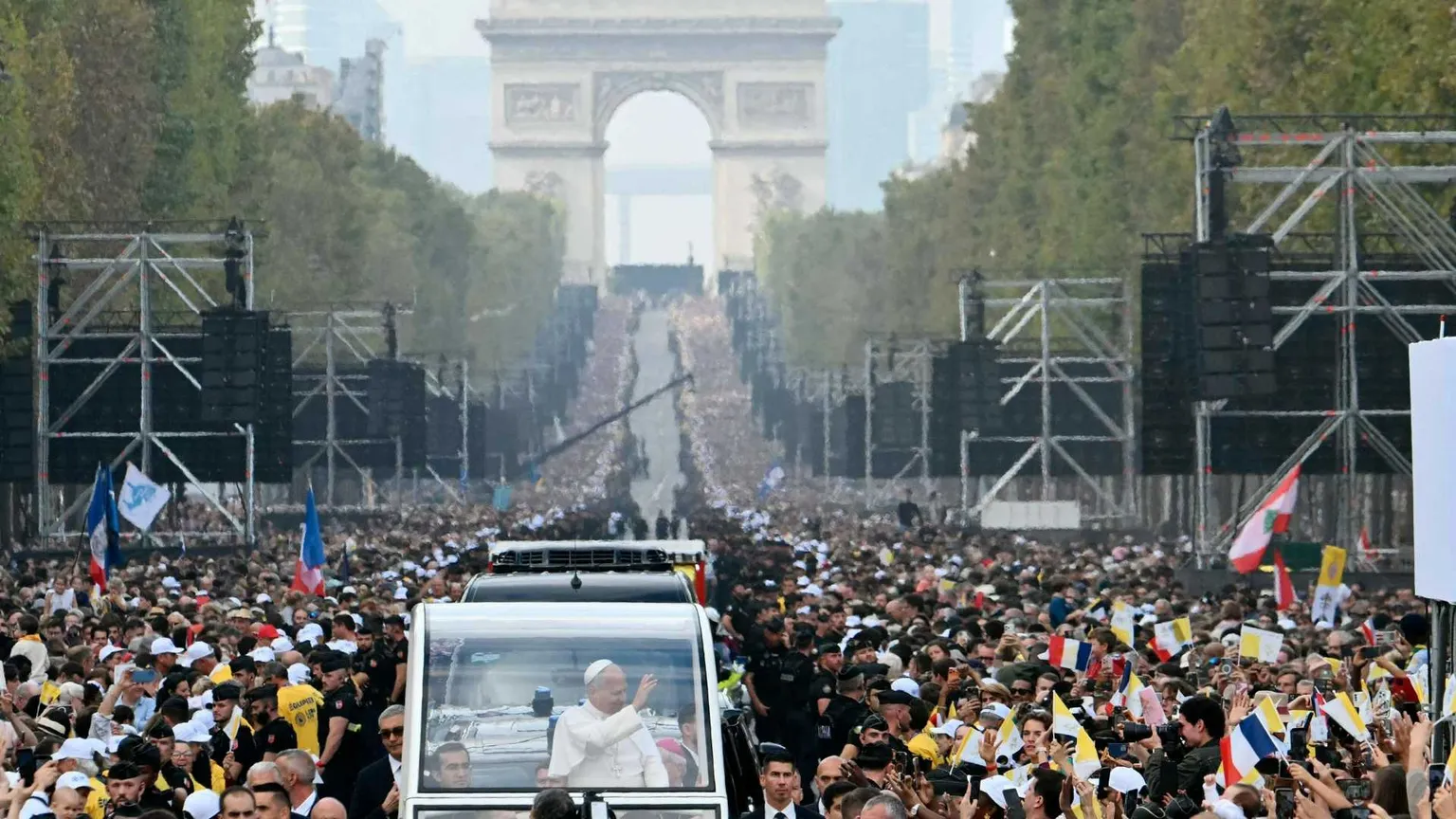 La folla impressionante di francesi sugli Champs-Élysées per la Messa del Papa