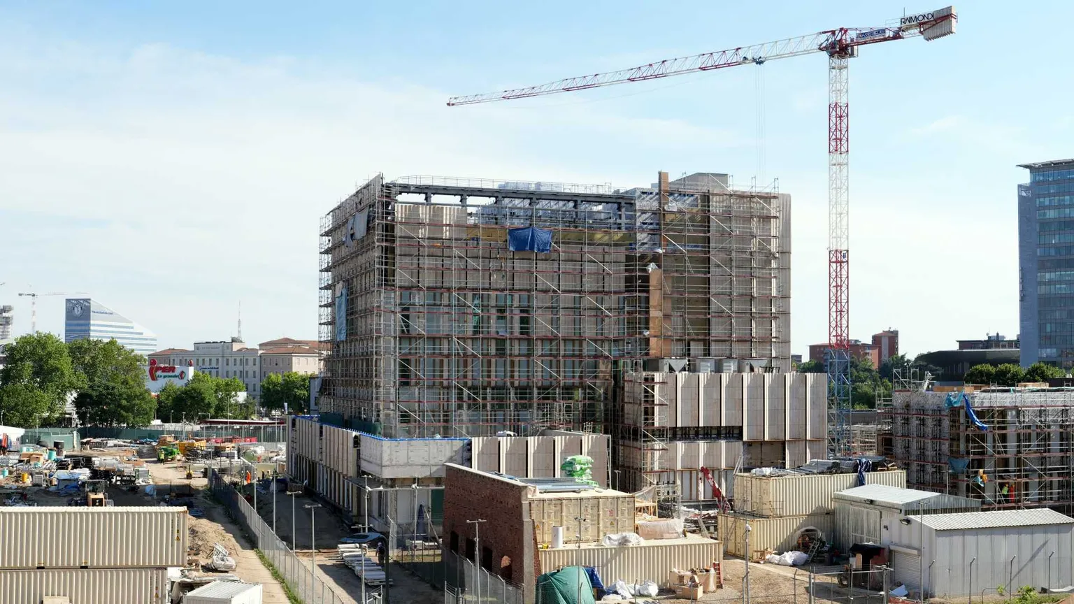 Il cantiere del nuovo consolato Usa in piazzale Accursio. L’accordo tra Procura e Cadell porterà al versamento di oltre 30 milioni agli operai e all’Inps per sanare le irregolarità e le situazioni di sfruttamento/ FOTOGRAMMA