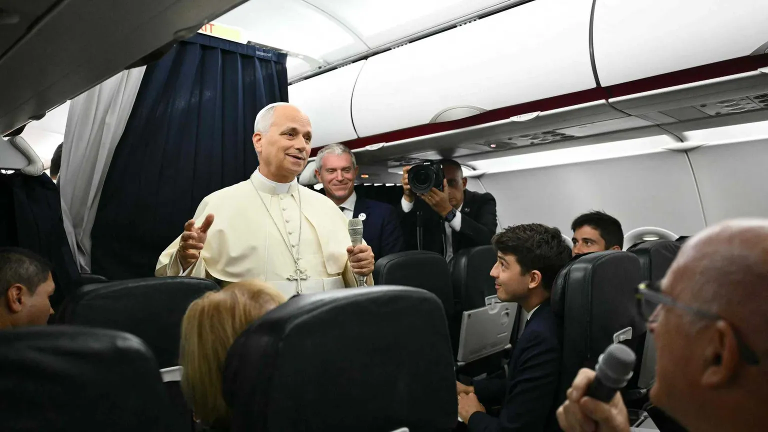 Leone XIV sull'aereo papale: «Non sono un politico, ma la Chiesa
ha il dovere di parlare»
