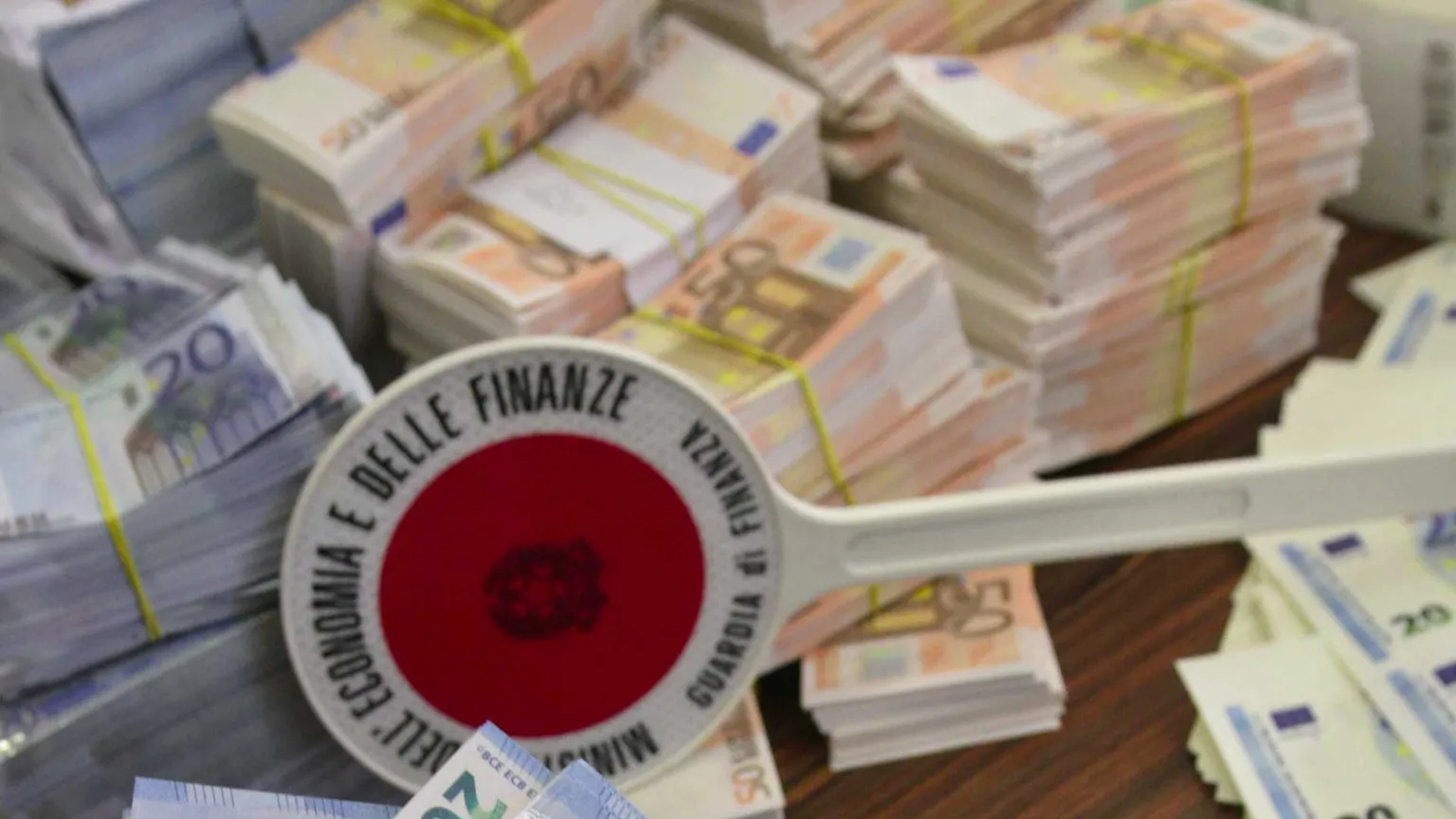Napoli operazione della Guardia di Finanza