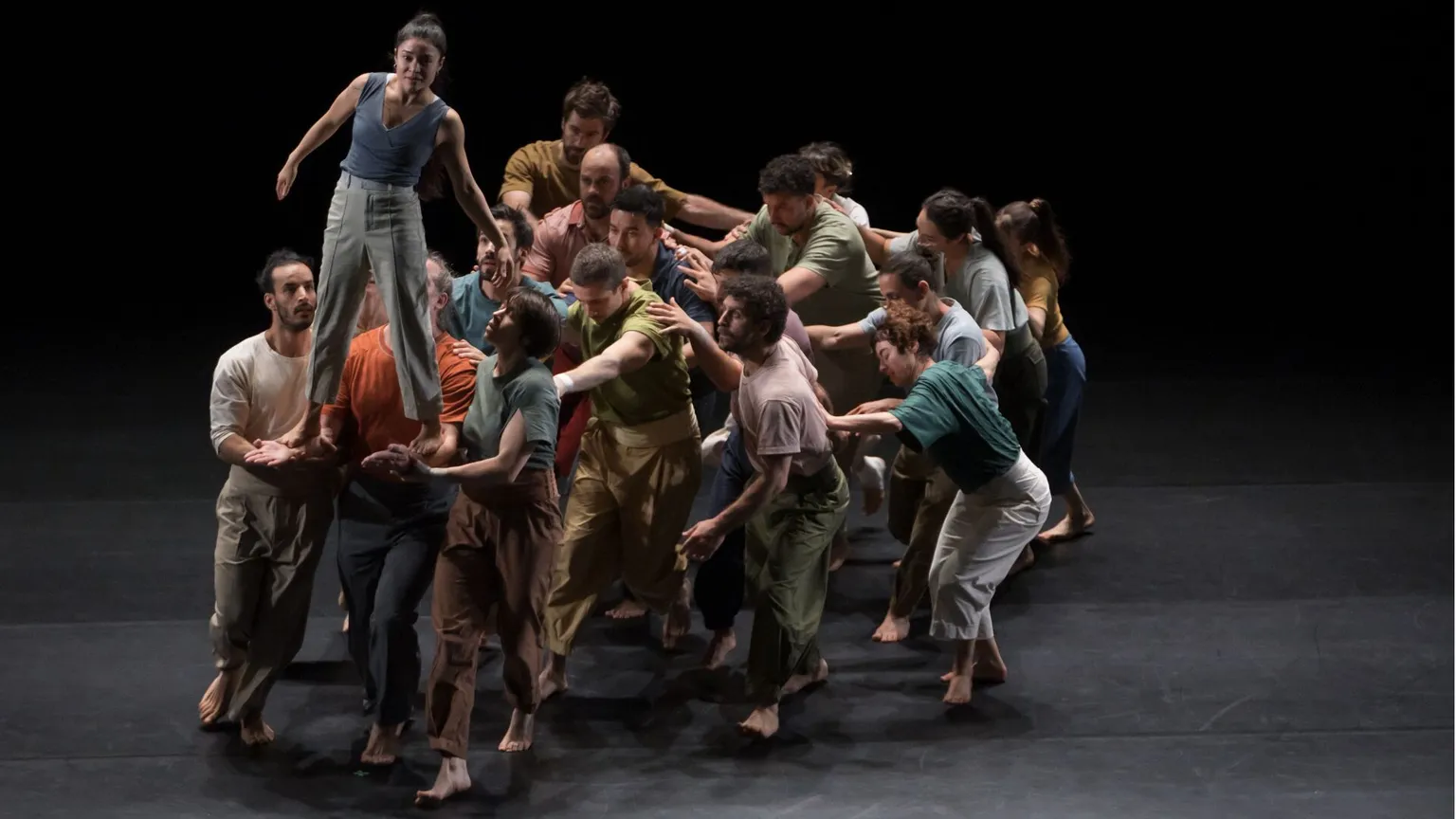 La pace del mondo si fa a passo di danza (e con un volo da circo)