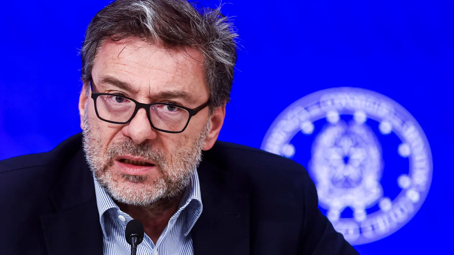 Dal Cdm un Documento di finanza pubblica «prudente». Ridotto lo scostamento per la difesa