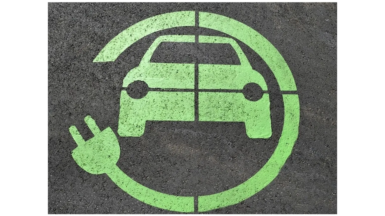 La battaglia dei 25 mila euro: l’auto elettrica lima i prezzi per esistere