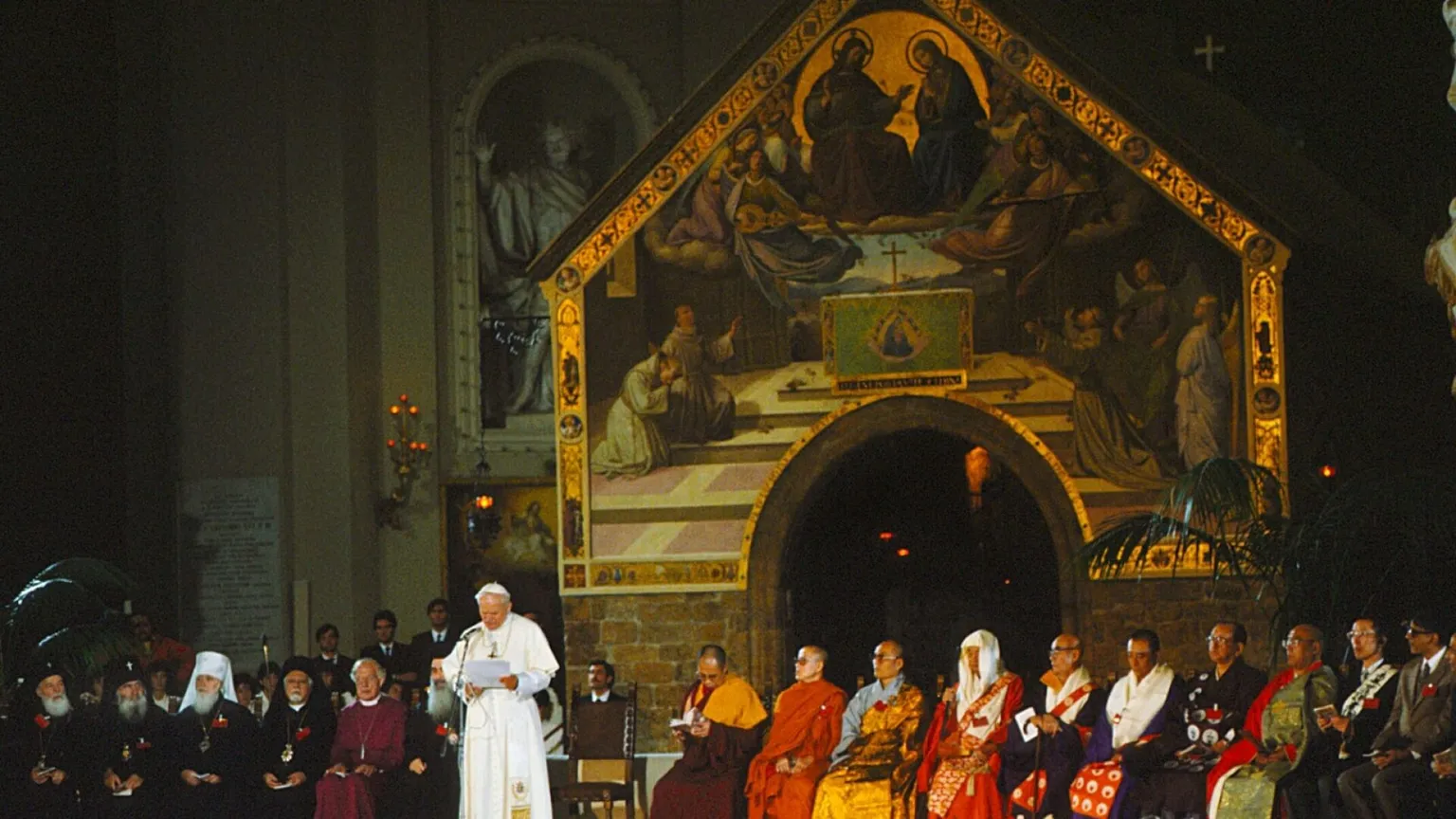 Papa Giovanni Paolo II durante l'Incontro interreligioso di Assisi, 27 ottobre 1986 / SICILIANI