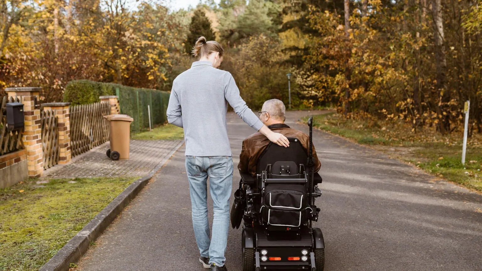 I giovani caregiver si raccontano in cento storie: «Ma chi si prende cura di noi?»
