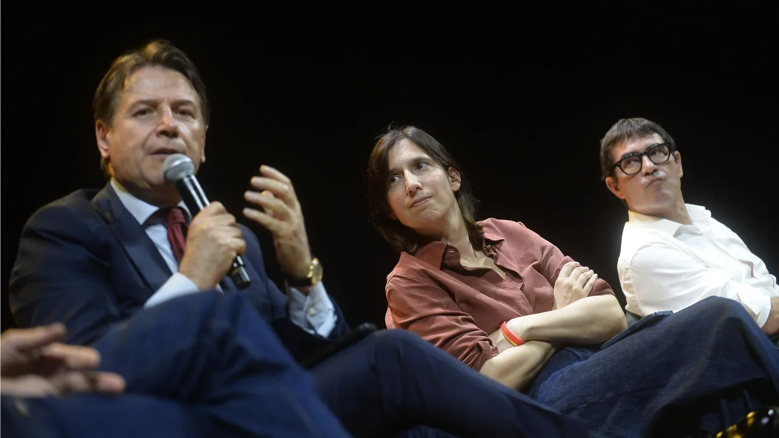 Giuseppe Conte (M5s) parla al convegno del Manifesto mentre lo ascoltano Elly Schlein (Pd) e Nicola Fratoianni (Avs)
