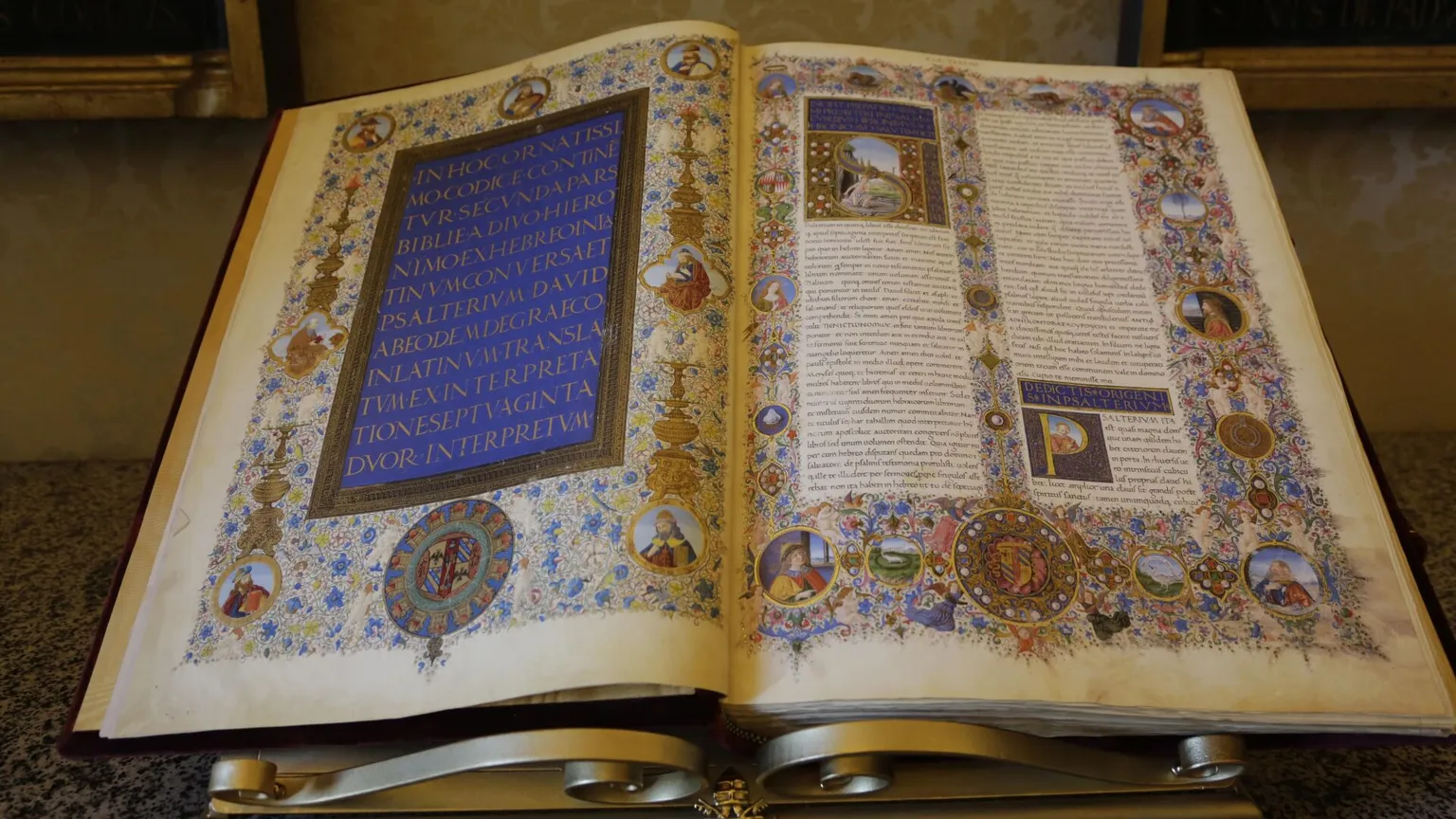 Una riproduzione artistica della Bibbia nella traduzione di San Girolamo / SICILIANI