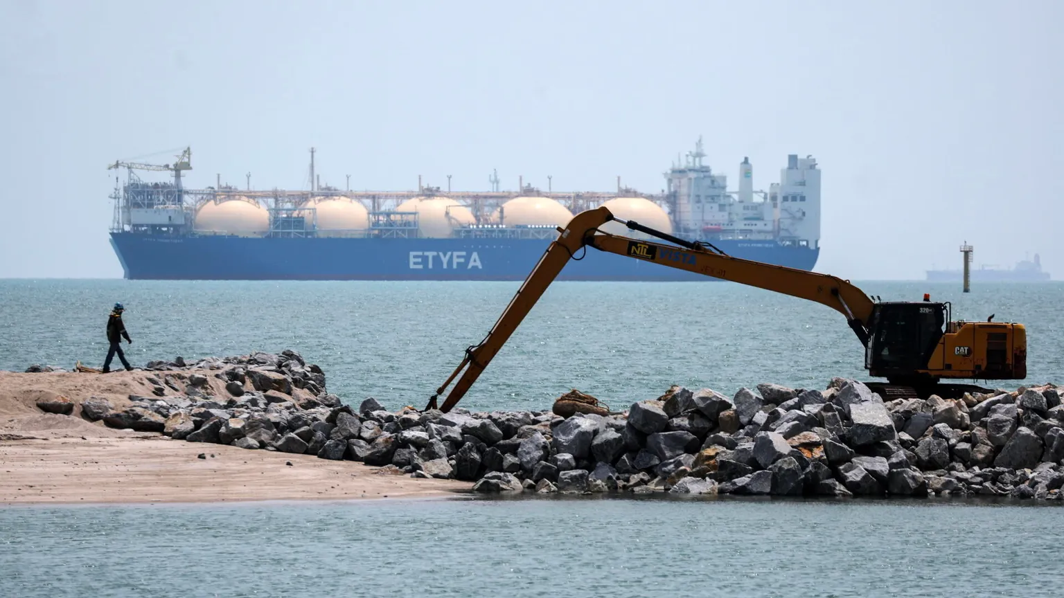 Una petroliera transita attraverso le acque dello Stretto di Malacca