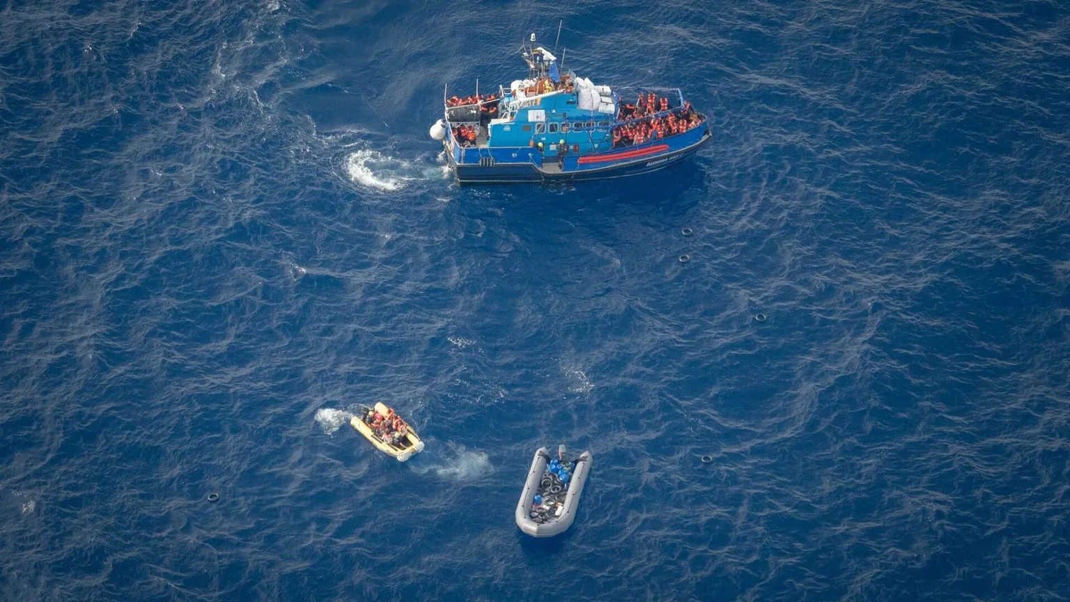 C'è un gommone con 30 migranti finito nel nulla. E la Libia dichiara guerra alle Ong