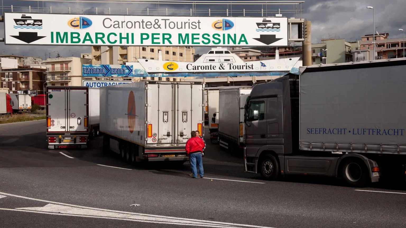 Il gasolio costa troppo: camion e pescherecci scelgono di fermarsi