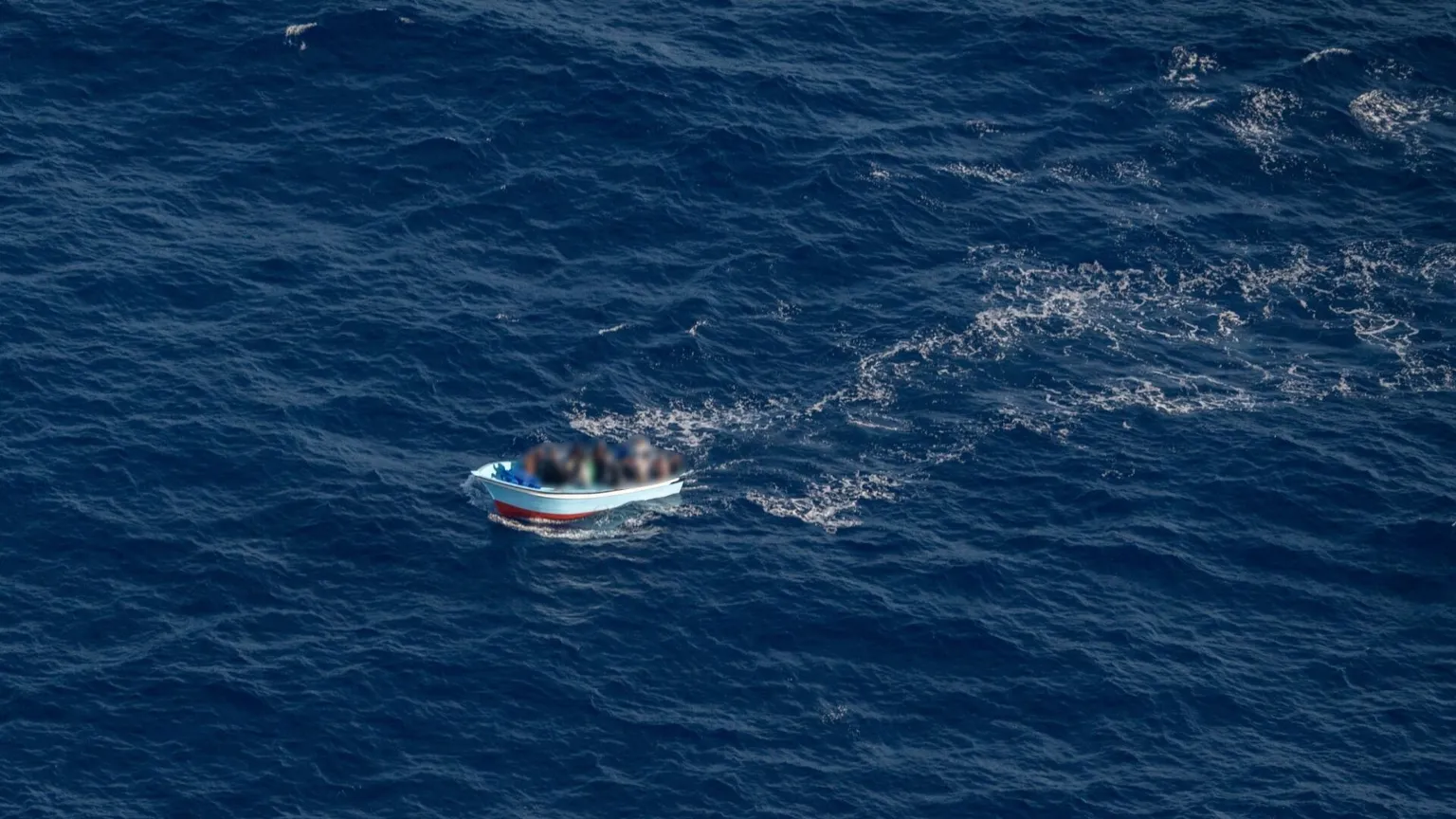 Il barchino di legno intercettato da Sos Mediterrane alcuni giorni fa e sparito nel nulla/Camille Martin Juan/SOS MEDITERRANEE