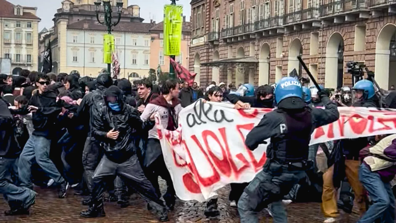 Slogan e pietre per un giorno di tensione: gli studenti italiani “copiano” la rabbia francese