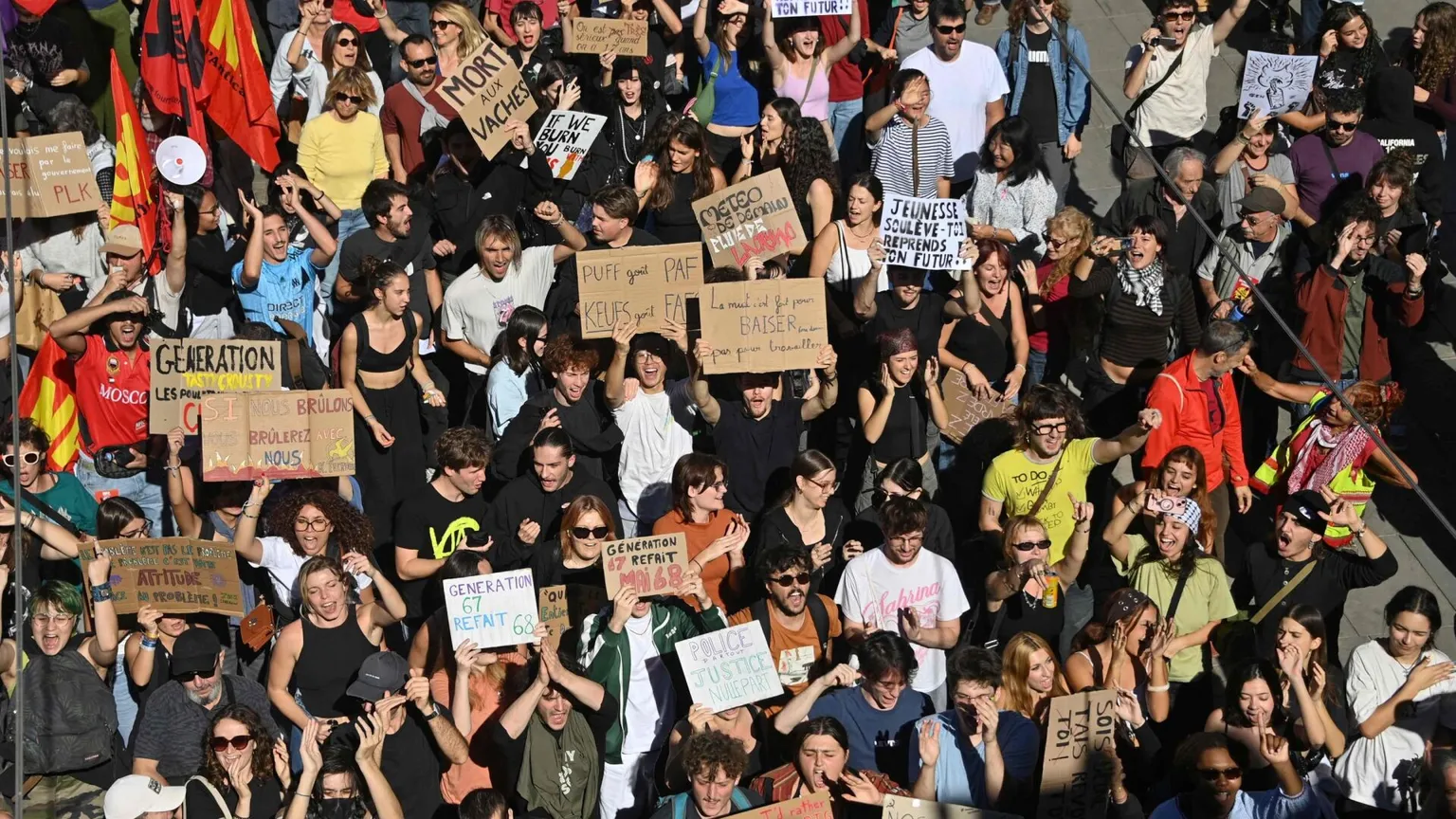 Domani in Francia torneranno in piazza giovani e “gilet gialli”: dopo il «quinto atto» la protesta si allarga