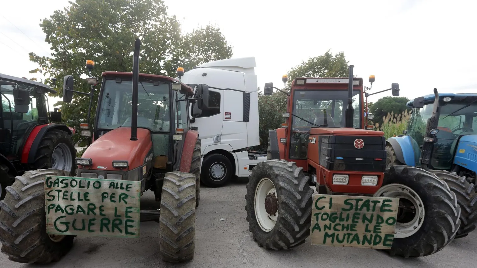 Il caro gasolio ferma il Sud: l'appello dei vescovi lucani