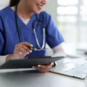 Pazienti, non “parametri”. Va preservata l’umanità della cura